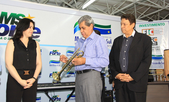 Governador entrega kits de intrumentos musicais para bandas de 13 municípios
