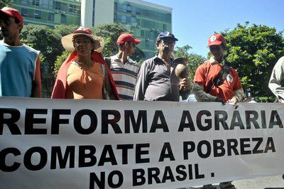Manifestação em Brasília pede agilidade na reforma agrária, como forma de combater pobreza. Luta por direitos humanos diária e antiga no campo (Marcello Casal Jr/ABr) 