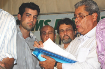 Presidente do SRA, Christiano Bortolotto,durante entrega de documento ao governador André Puccinelli. 