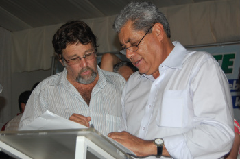 Presidente municipal do PMDB, Josué Carlos de Barros, durante entrega de documento ao governador André Puccinelli. Foto: Moreira Produções