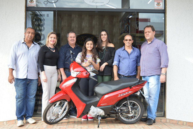 A ganhadora da moto, Júlia Schell, acompanhada de parte da diretoria da Acia / Foto: Moreira Produções