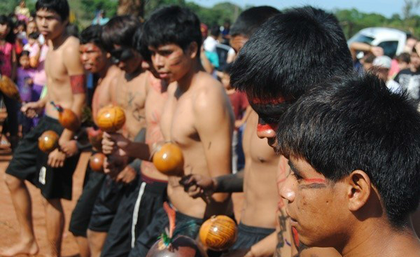 Dia do Índio nas aldeias de Amambai tem diversificada programação Danças típicas são apresentadas pelos jovens.