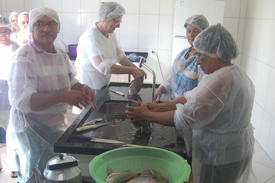 Produtores durante aula de processamento de carne de peixe. Foto: Amambai Notícias