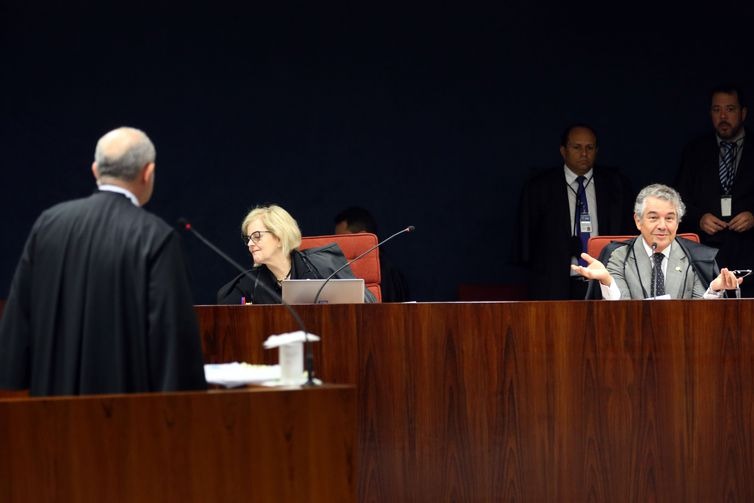 STF aceita denúncia contra Aécio por corrupção e obstrução de Justiça Os ministro do STF Rosa Weber e Marco Aurélio Mello durante julgamento do inquérito em que o senador Aécio Neves é acusado de corrupção passiva e obstrução de Justiça Foto: José Cruz/Agência Brasil