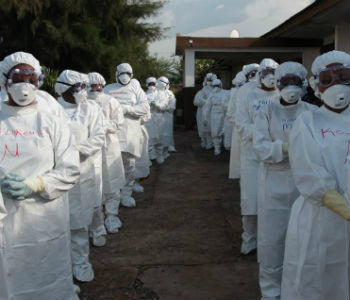 Profissionais da saúde na Serra Leoa. Foto: Unicef/John James