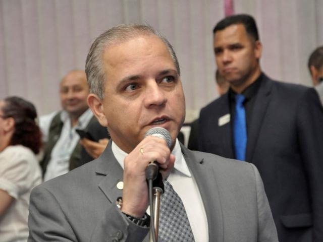 Deputado diz que celular foi hackeado e deve acionar a Polícia Federal Deputado Carlos Alberto David (PSL) durante sessão na Assembleia (Foto: Assessoria/ALMS)