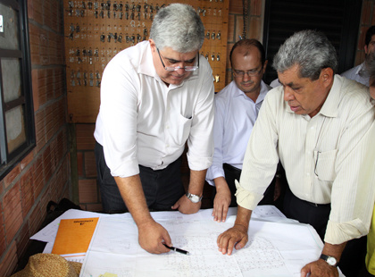 Governador vistoria obra de construção de casas populares em Corumbá Governador vistoria obra de construção de casas populares em Corumbá
