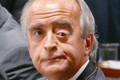 Por que Nestor Cerveró tem um olho mais baixo que o outro? Por que Nestor Cerveró tem um olho mais baixo que o outro?