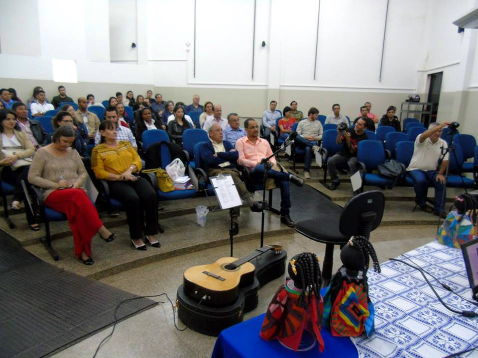 A abertura do evento conto com a a apresentação do professor doutorando e musicista Fábio Herrig, que executou canções compostas por artistas sul-mato-grossenses.