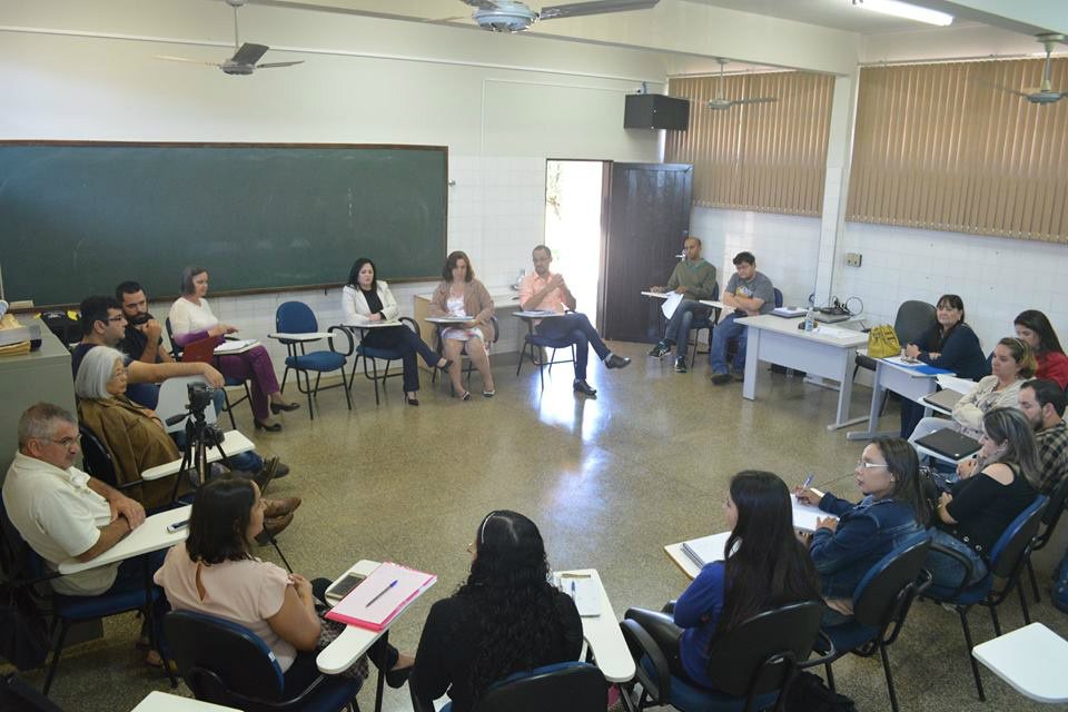 Professores e acadêmicos realizaram discussões visando a troca de experiências e a reflexão acerca do ensino de história nas múltiplas esferas educativas.