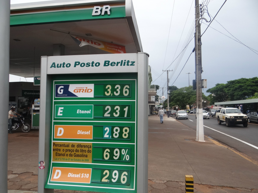 Preço da gasolina em Amambai varia entre R$ 3,30 e R$ 3,36 o litro Aumento já estava previsto para final deste ano / Foto: Moreira Produções