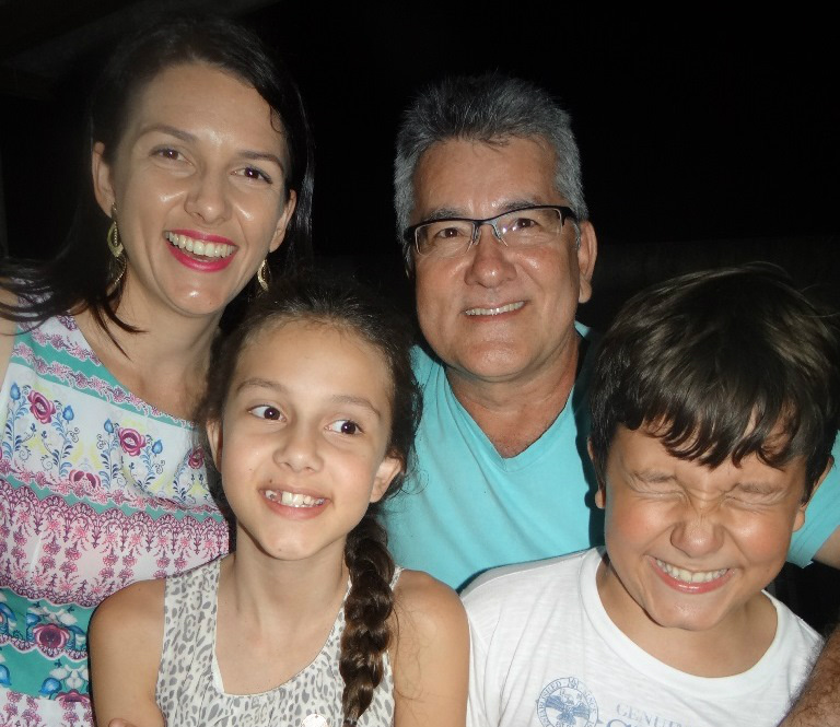 Laura com seus pais, Kelly e João, e seu irmão João Vitor.