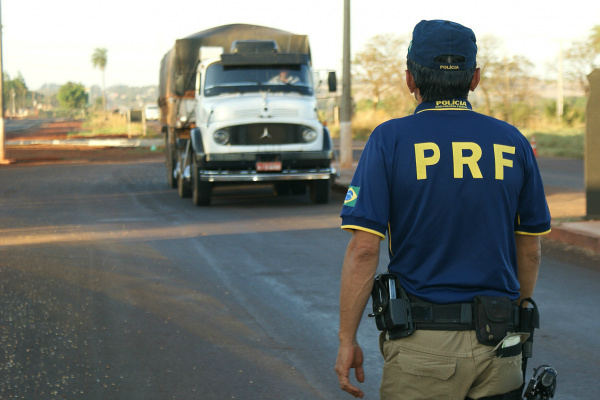 PRF mira caminhões com excesso de peso PRF encaminha caminhões suspeito de estarem acima do peso para pesagem (Foto: Hedio Fazan/OPROGRESSO)