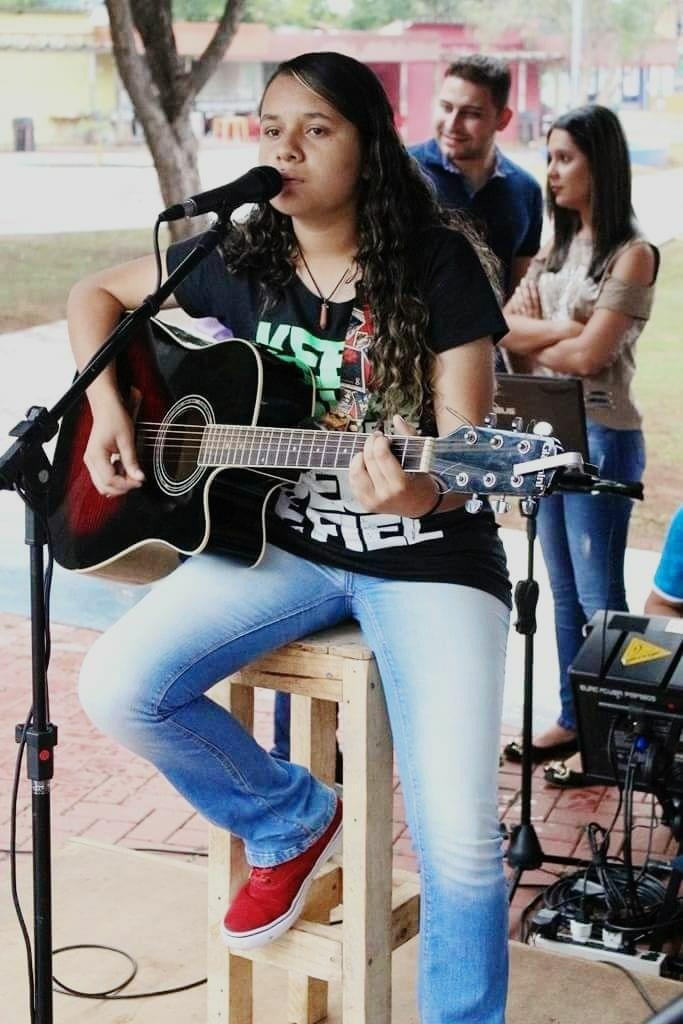 Cantora Emilly Vieira representa Amambai em festival estadual de música Emilly tem 17 anos e estuda na Escola Estadual Fernando Correa da Costa / Foto: Arquivo Pessoal
