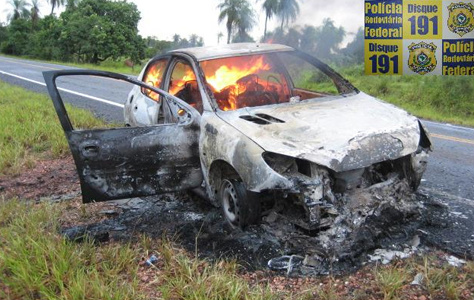 Incêndio destrói carro cheio de maconha em rodovia no interior de MS
