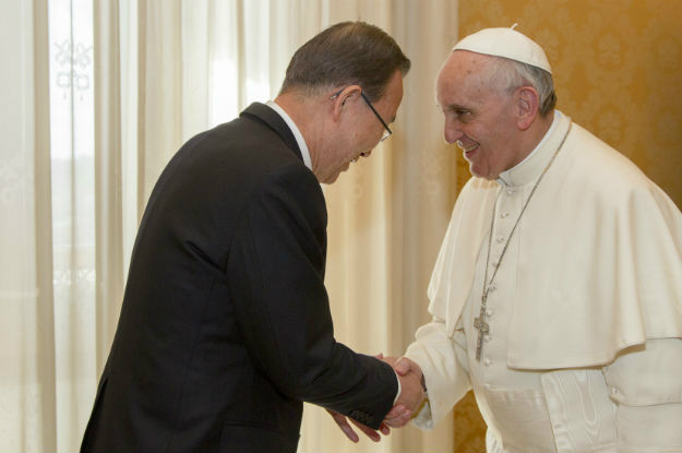 ONU recebe Papa Francisco nesta sexta-feira (25) Secretário-geral da ONU, Ban Ki-moon, e papa Francisco no Vaticano, em 2013. Foto: ONU/ Rick Bajornas