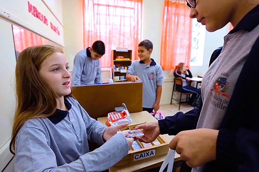 Educação financeira começa nos primeiros anos do colégio (foto: TV Escola/MEC)Fonte: Agência Senado