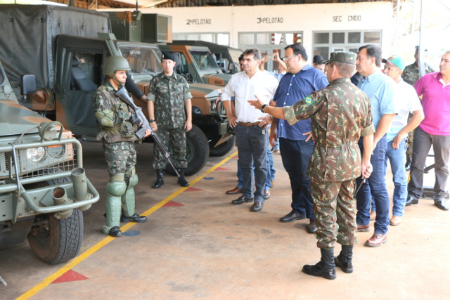 Os visitantes conheceram a viatura blindada de transporte de pessoal VBTP-MR-6x6-Guarani.