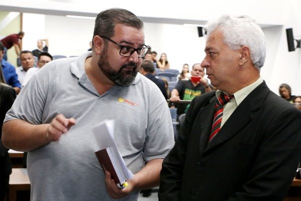 Fórum dos servidores pede contrapartida por mudança na carga horária Ricardo Bueno subiu à tribuna a convite do deputado Cabo AlmiFoto: Victor Chileno