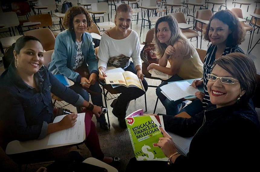 Professoras de diferentes disciplinas se capacitam em educação financeira (foto: divulgação/AEF-Brasil)