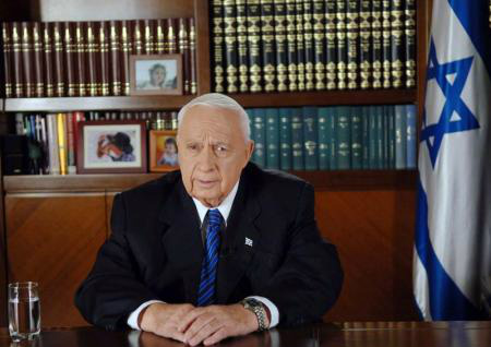 O ex-primeiro-ministro de Israel faz um discurso transmitido via TV ao país, em Jerusalém.