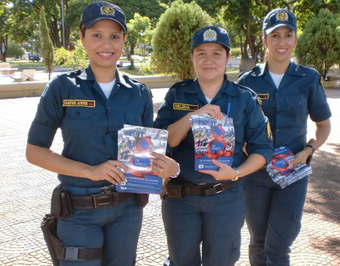 As policiais femininas Sd. Dayse, 2º Sgt Nélida e Sd Paula durante blitz no Dia Internacional da Mulher.