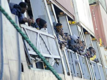 Sobreviventes do naufrágio desembarcam no porto de Palermo, na Itália, nesta quarta-feira (15). Reuters/Guglielmo Mangiapane