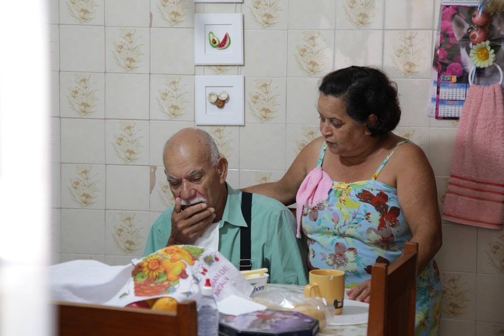 Maria José cuida do marido, Daniel, que tem Alzheimer 