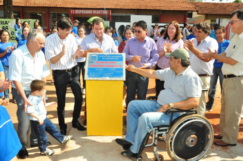 Momento em que o prefeito Dirceu Lanzarini inaugura a calçada de acesso à escola Vespasiano Martins.