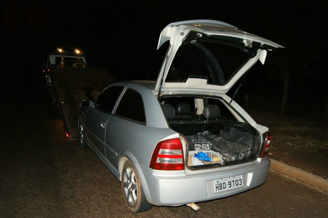 PM de Caarapó encontra veículo abandonado com 114 kg de maconha