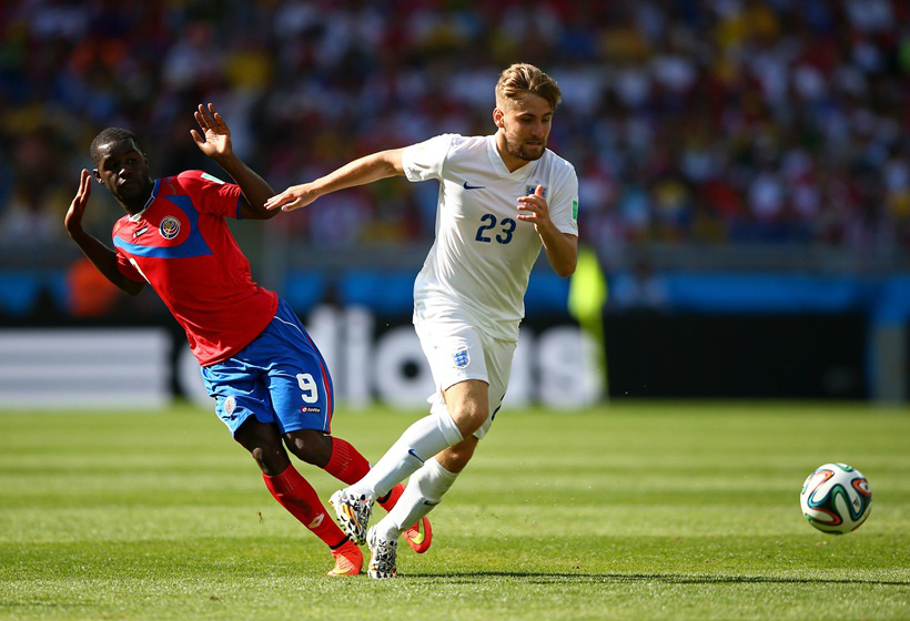 Empate em 0 x 0 no Mineirão dá primeiro lugar do Grupo D à Costa Rica Joel Campbell, da Costa Rica, disputa a bola com o inglês Luke Shaw