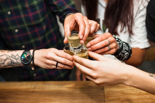 Você sabe por que brindamos antes de beber? A ideia de brindar antes de beber vem desde a antiguidade, quando as pessoas bebiam nos mesmos copos (Imagem: Freepik)