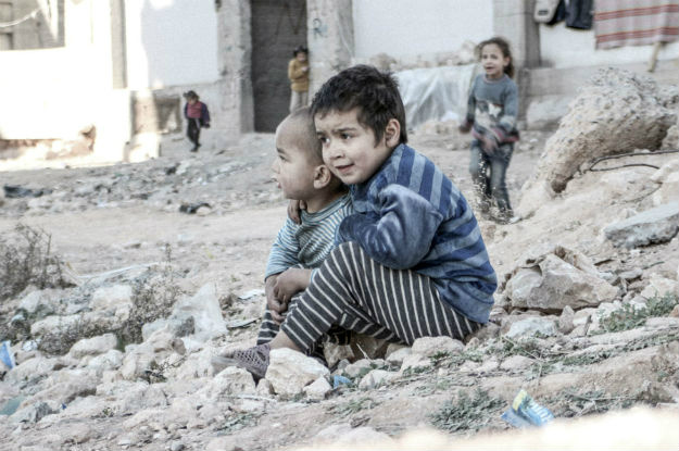 Crianças sírias perto de um abrigo para pessoas deslocadas.Foto: Divulgação 
