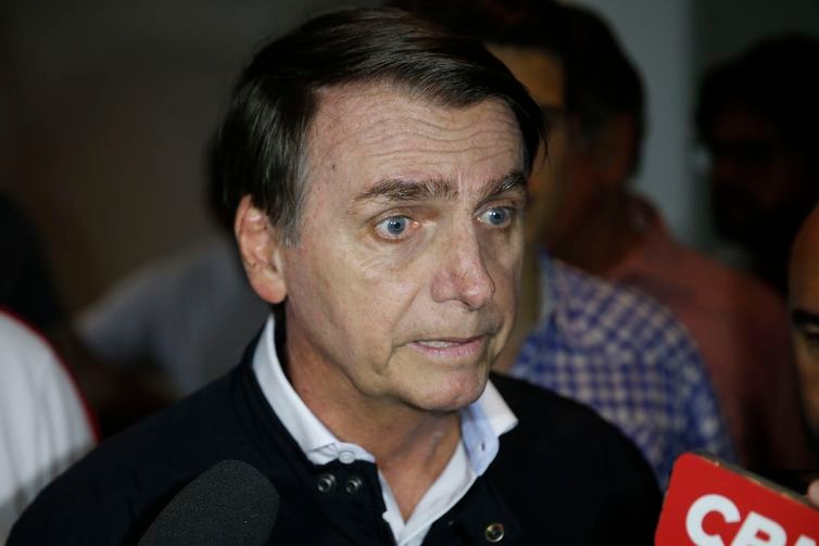 O candidato Jair Bolsonaro (PSL) fala à imprensa após gravação de campanha, no bairro Jardim Botânico / Foto:  Fernando Frazão/Agência Brasil