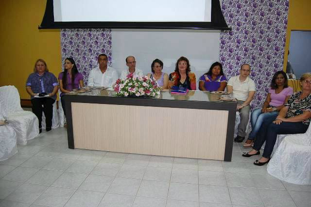 Coordenadoria da Mulher de Amambai busca igualdade de oportunidades Lideranças, autoridades e representantes de movimentos de mulheres compuseram a mesa diretora da solenidade.