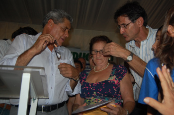 Diretoria do Lar do Idoso entrega pedido de reforma para governador André Puccinelli Lourdes Ciarini durante entrega de documento ao governador André Puccinelli. Foto: Moreira Produções