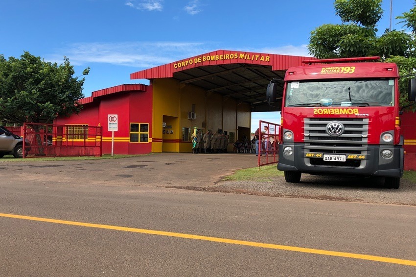Homem é socorrido por bombeiros após disparar tiro contra a própria cabeça Corpo de Bombeiros atendeu a ocorrência / Foto: Amambai Notícias