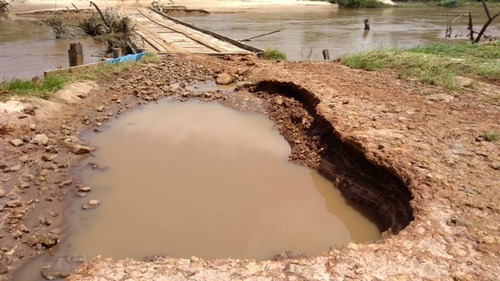 Cabeceira de ponte comprometida pelos temporais desta semana em Amambai / Foto: Defesa Civil de Amambai/Divulgação