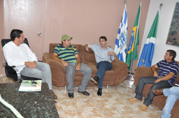 Prefeitura de Amambai anuncia água de graça para vilas Santo Antônio e Nossa Senhora Aparecida Prefeito Dirceu Lanzarini, juntamente com o vice Aguiar e representantes das vilas Santo Antônio e Nossa Senhora Aparecida durante o anúncio de água de graça que beneficiará mais de 1000 pessoas.