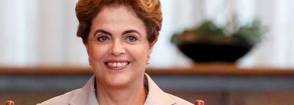 Golpeada, mas de pé, Dilma completa 70 anos