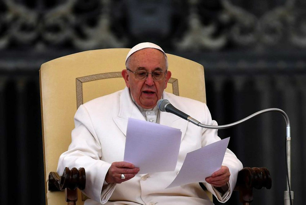 Papa Francisco fala durante audiência pública na praça São Pedro, no Vaticano, na quarta-feira (22) (Foto: Alberto Pizzoli / AFP)