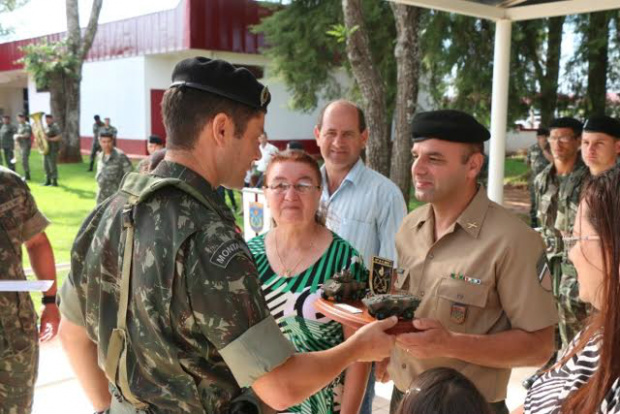 Em solenidade, sargento Lacerda recebe homenagem do 17º RC Mec Sargento Lacerda sendo cumprimentado pelo coronel RégisFotos: Cabo Victor