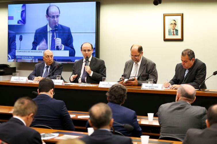 O ministro da Educação, Rossieli Soares, participa de reunião da comissão de Educação da Câmara dos Deputados e lança a Cartilha de Orientação para Apresentação de Emendas Parlamentares ao Orçamento de 2019 / Foto: Marcelo Camargo/Agência Brasil