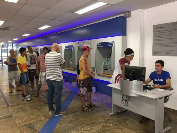 Boletos vencidos a partir de R$ 100 podem ser pagos em qualquer banco Caixa Eletrônico -/ Foto: Cristina Indio do Brasil/Arquivo Agência Brasil