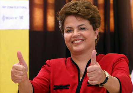 "No nosso governo a prioridade à educação é real", destaca Dilma Em sua conta oficial no Twitter presidenta ressaltou que somente com investimentos educação o País seguirá a trajetória do desenvolvimento