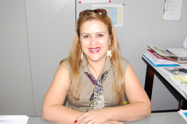 A diretora da Escola Municipal Júlio Manvailer, Rosângela Pereira dos Santos.