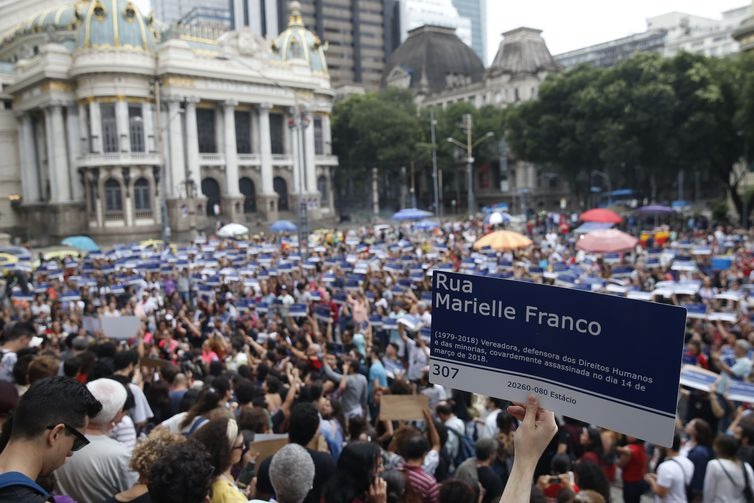 Mangueira escolhe para 2019 samba enredo que homenageia Marielle Mangueira escolhe para 2019 samba enredo que homenageia Marielle