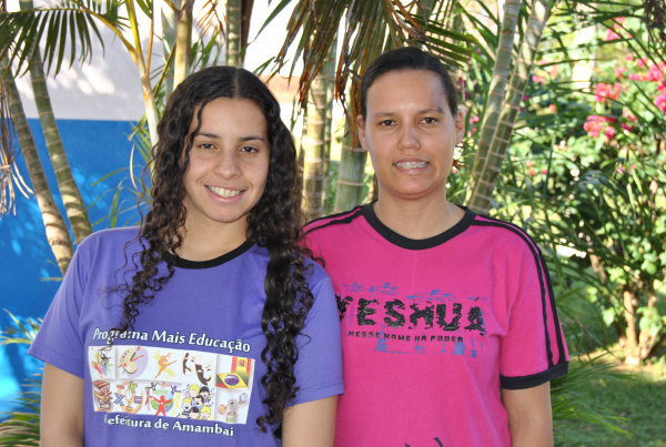 Franciele Silva Ulisses (E), monitora de teatro e dança e Mara Silvana Moraes (D), coordenadora do projeto na Escola Júlio Manvailer