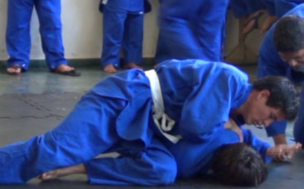 Alunos durante atividades do PST com o monitor Marllon (Judô)