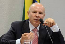Mantega vai à Austrália se reunir com Brics e G20 Mantega vai à Austrália se reunir com Brics e G20